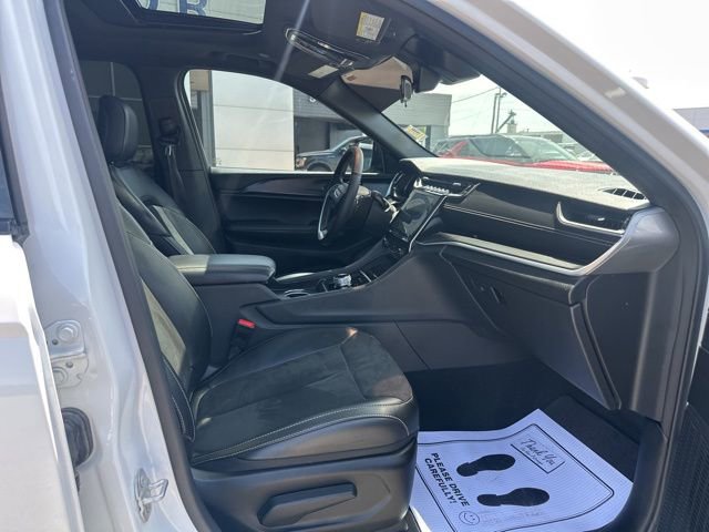 Used 2025 Jeep Grand Cherokee Altitude image 7