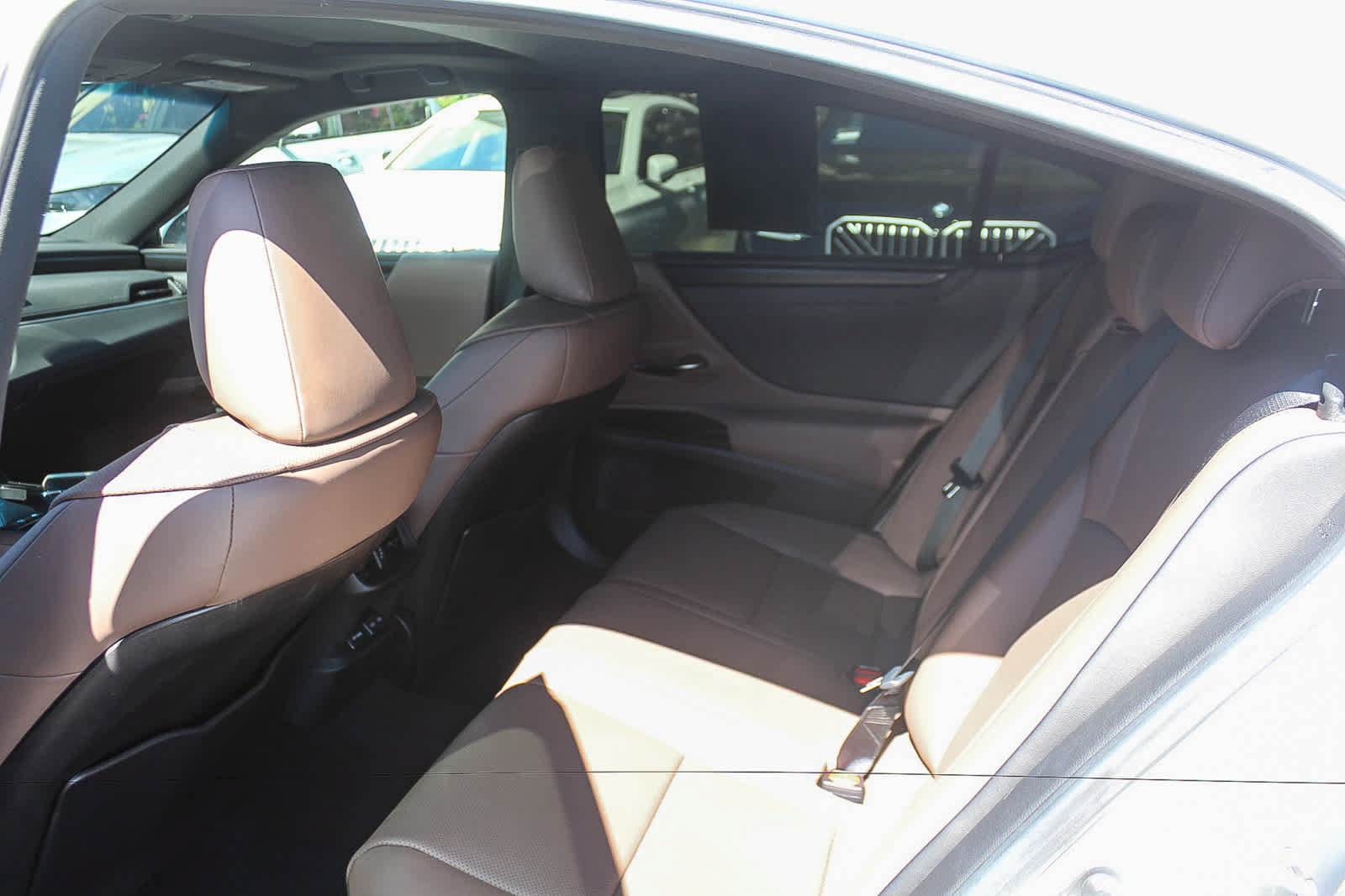 Used 2025 Lexus ES 300h w/ Premium Package FWD image 18