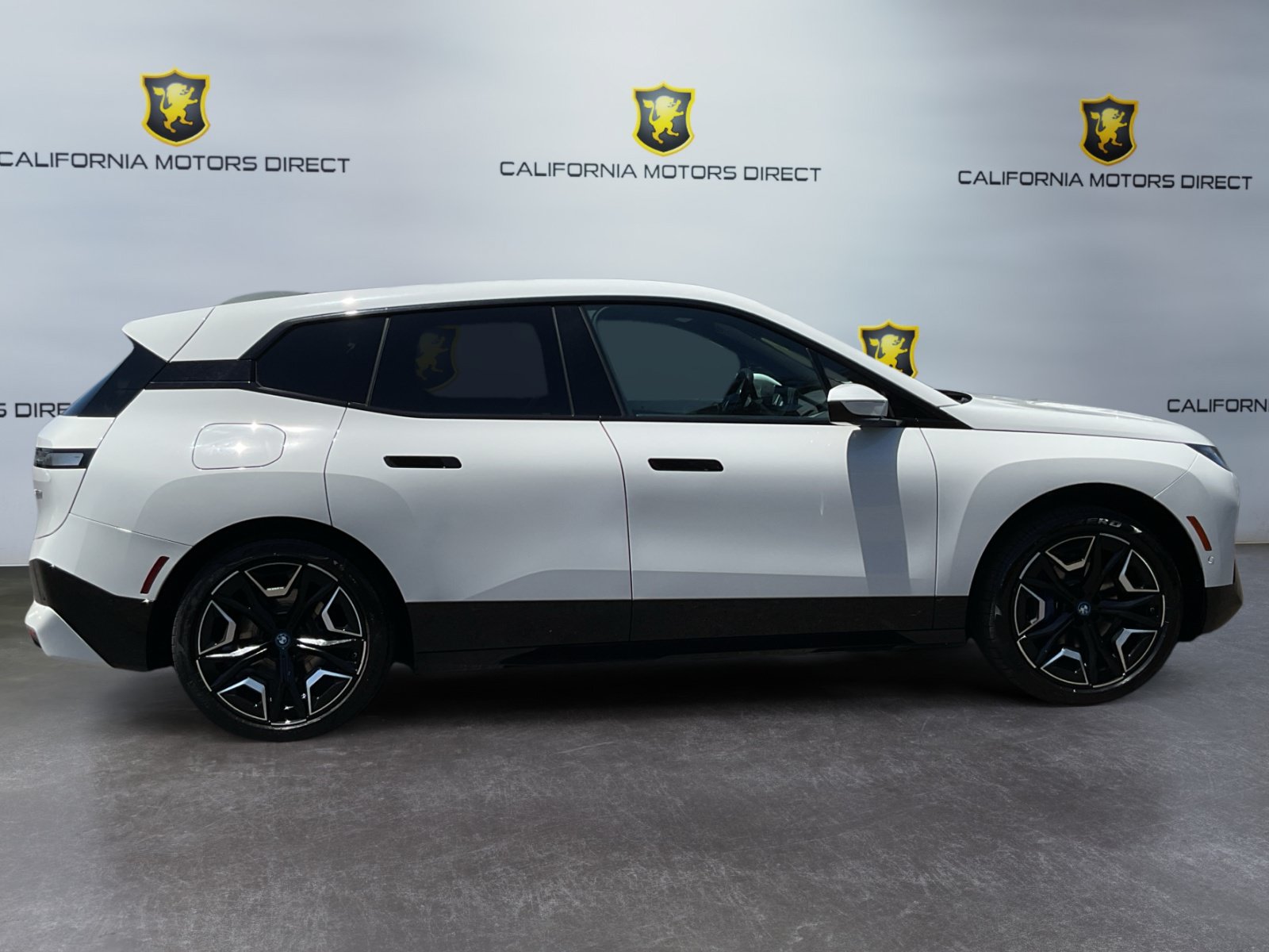 Used 2023 BMW iX xDrive50 w/ Sport Package AWD/4WD image 4