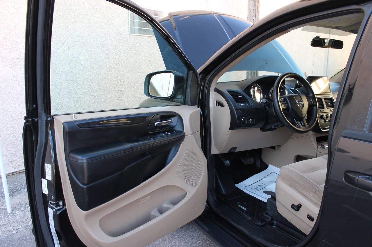 Used 2016 Dodge Grand Caravan SXT FWD image 16