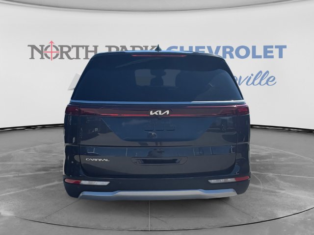 Used 2023 Kia Carnival LX FWD image 4