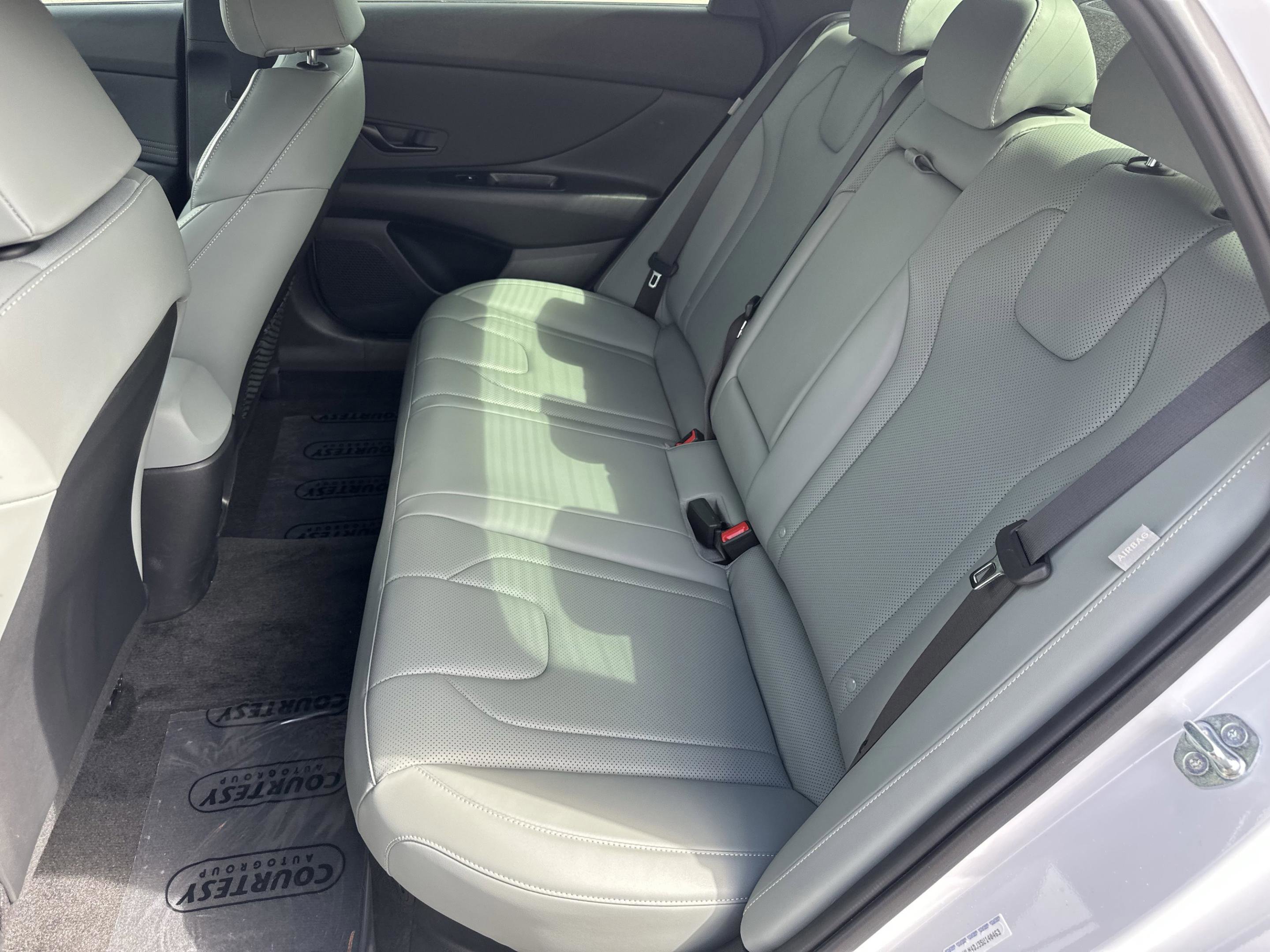 Used 2025 Hyundai Elantra Limited image 16