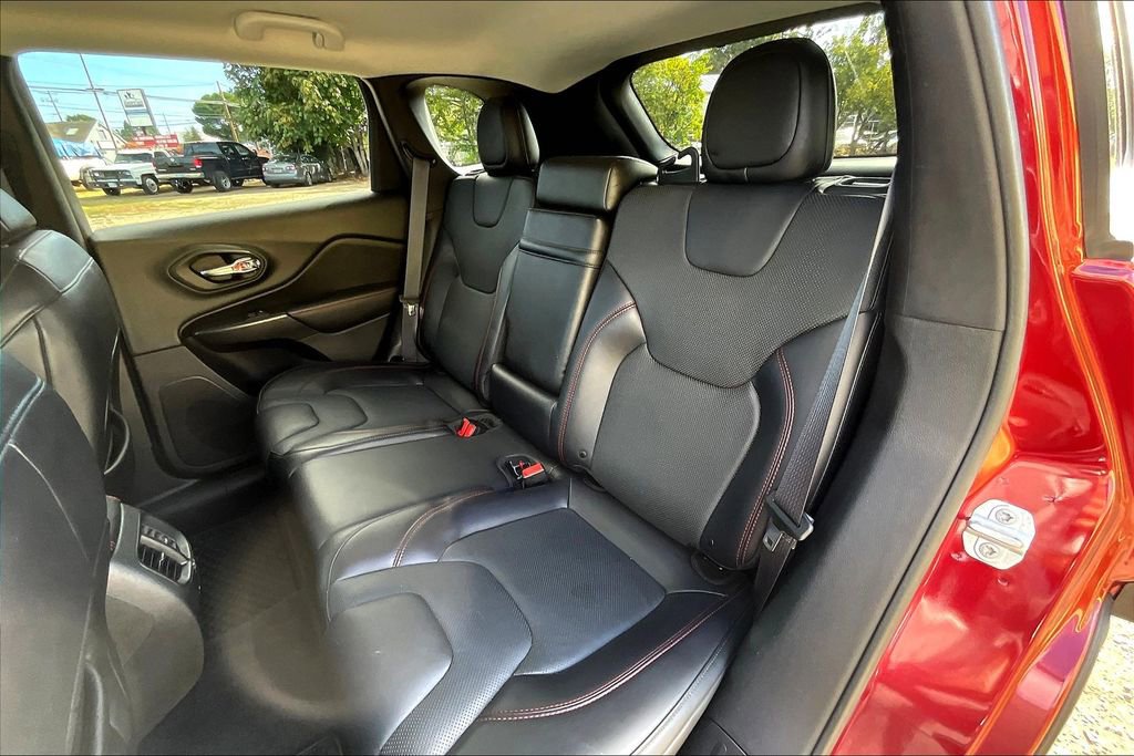 Used 2019 Jeep Cherokee Trailhawk AWD/4WD image 22