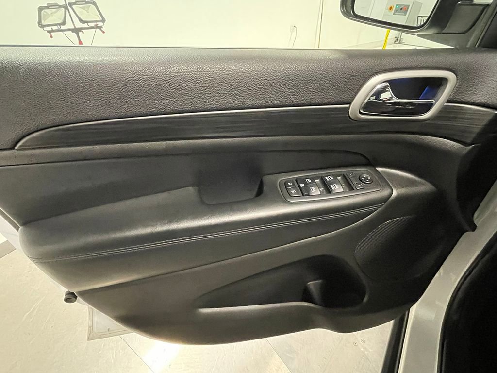 Used 2019 Jeep Grand Cherokee Laredo image 19