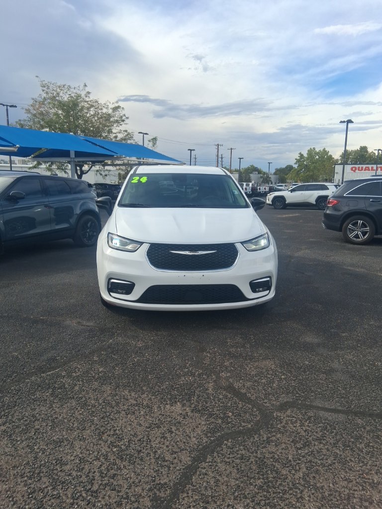 Used 2024 Chrysler Pacifica Touring-L FWD image 1
