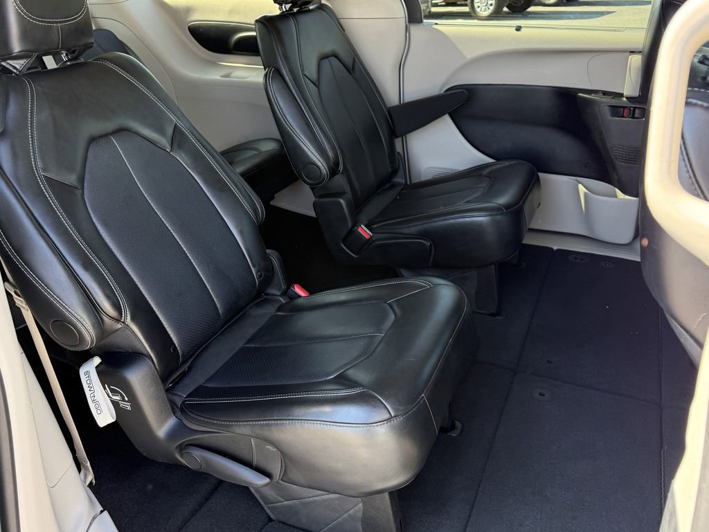 Used 2024 Chrysler Pacifica Touring-L image 10