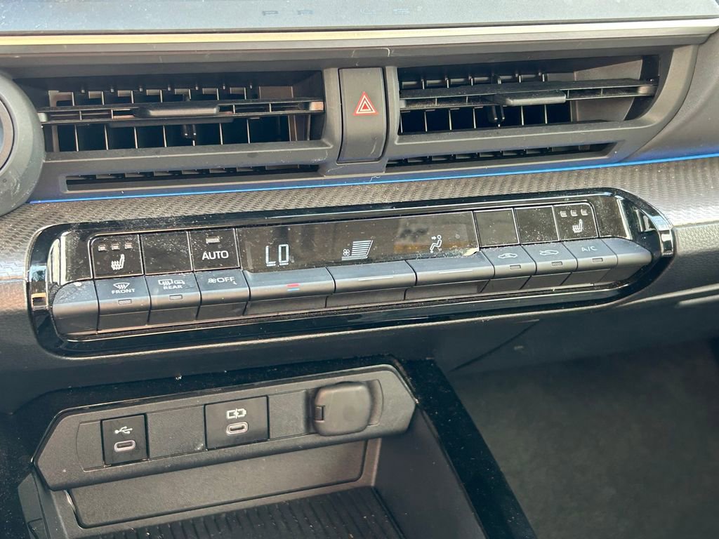 Used 2025 Toyota Prius XLE FWD image 31
