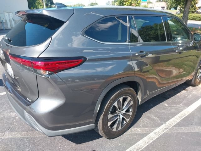 Used 2022 Toyota Highlander XLE FWD image 3