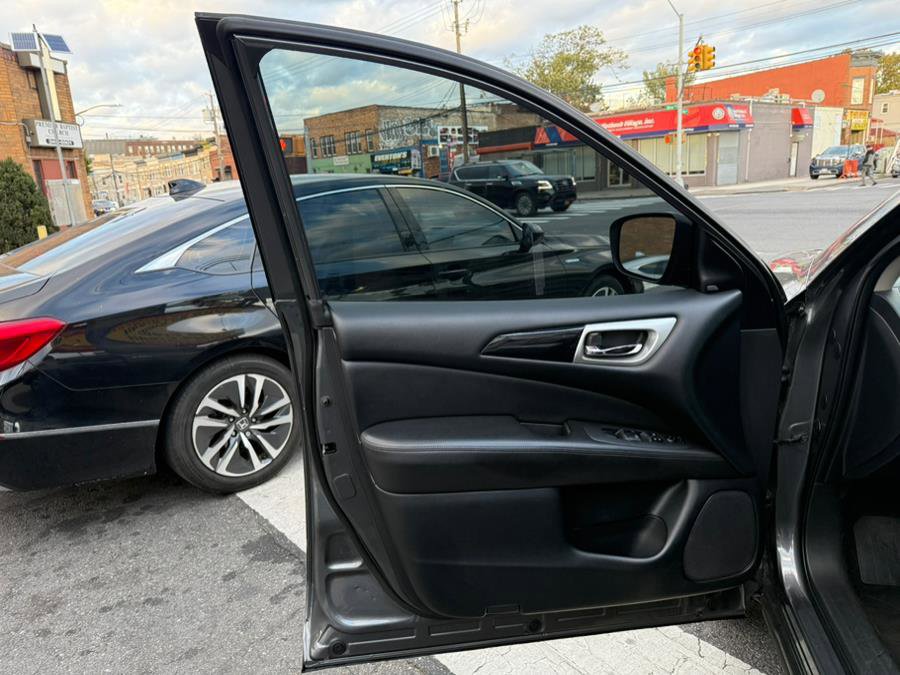 Used 2019 Nissan Pathfinder SV image 21