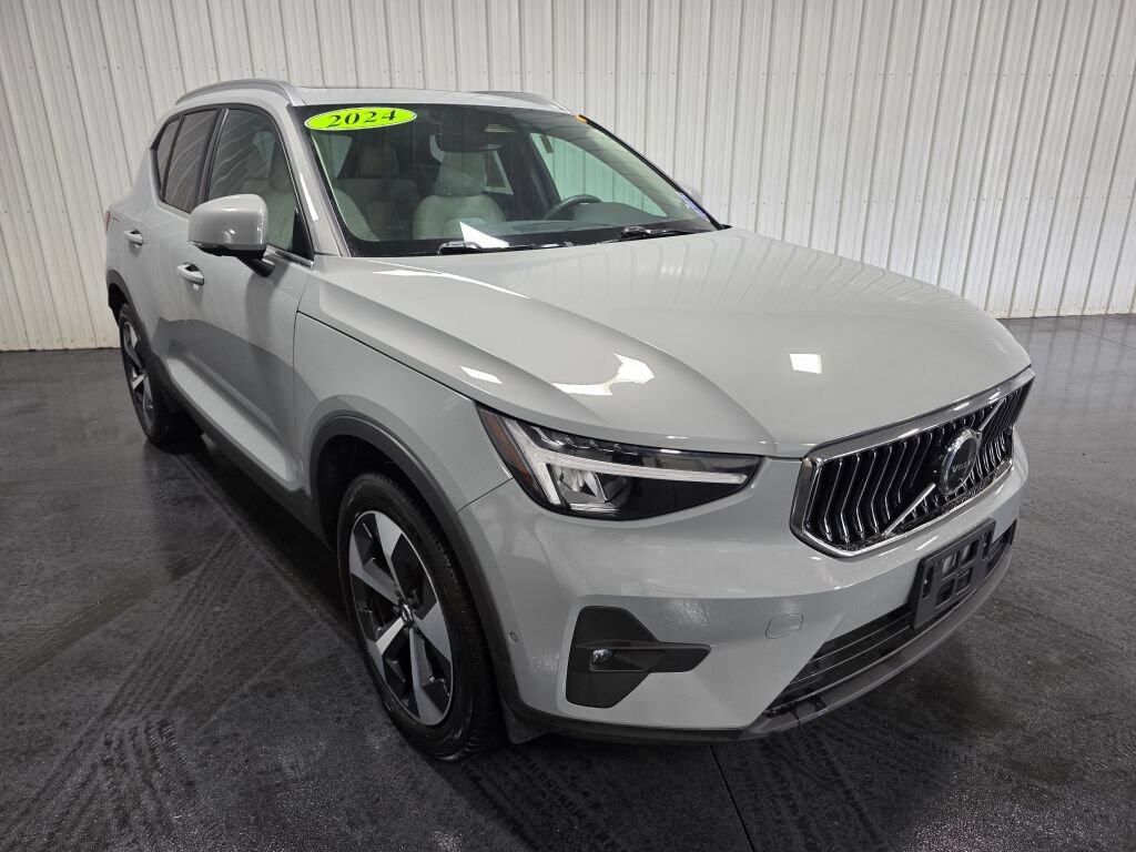 Used 2024 Volvo XC40 B5 Plus AWD/4WD image 2