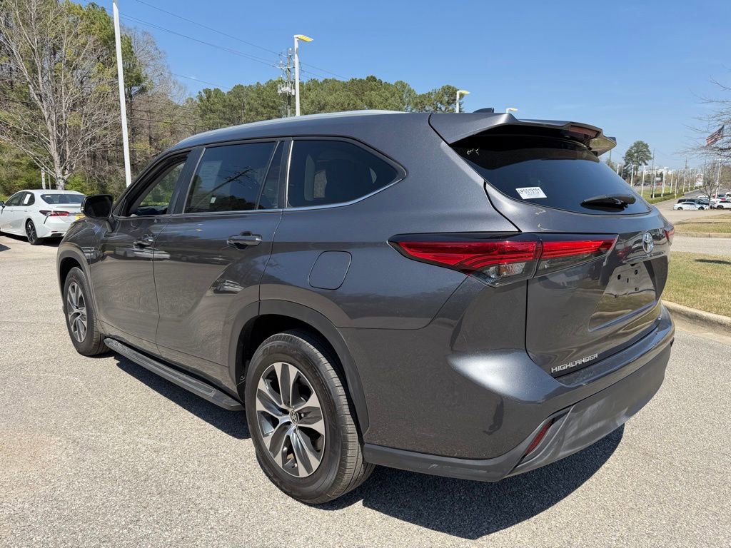 Used 2023 Toyota Highlander XLE image 2