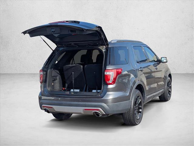 Used 2017 Ford Explorer XLT image 5