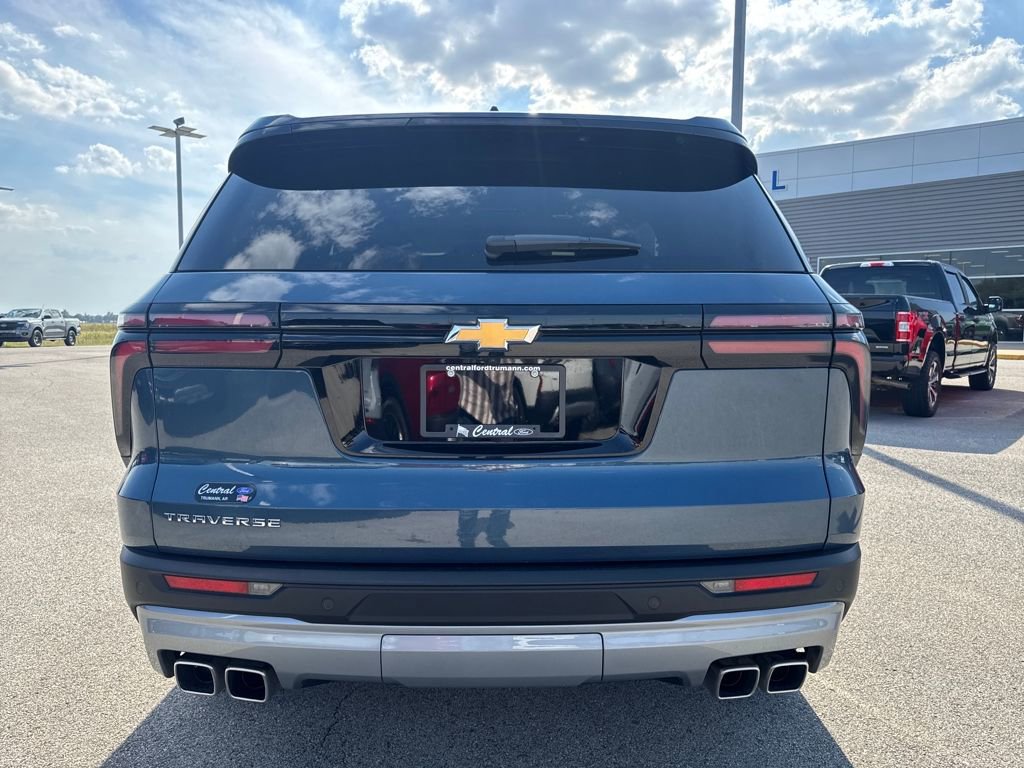 Used 2025 Chevrolet Traverse LT image 4