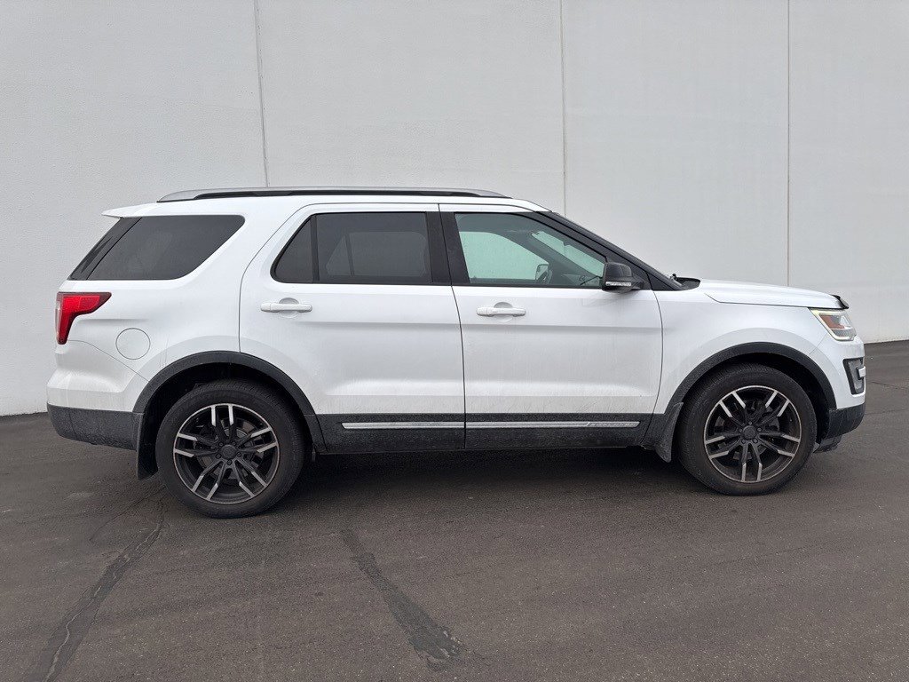 Used 2017 Ford Explorer XLT w/ Equipment Group 202A image 3