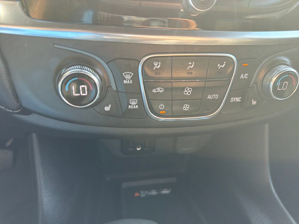 Used 2023 Chevrolet Traverse LT FWD image 30