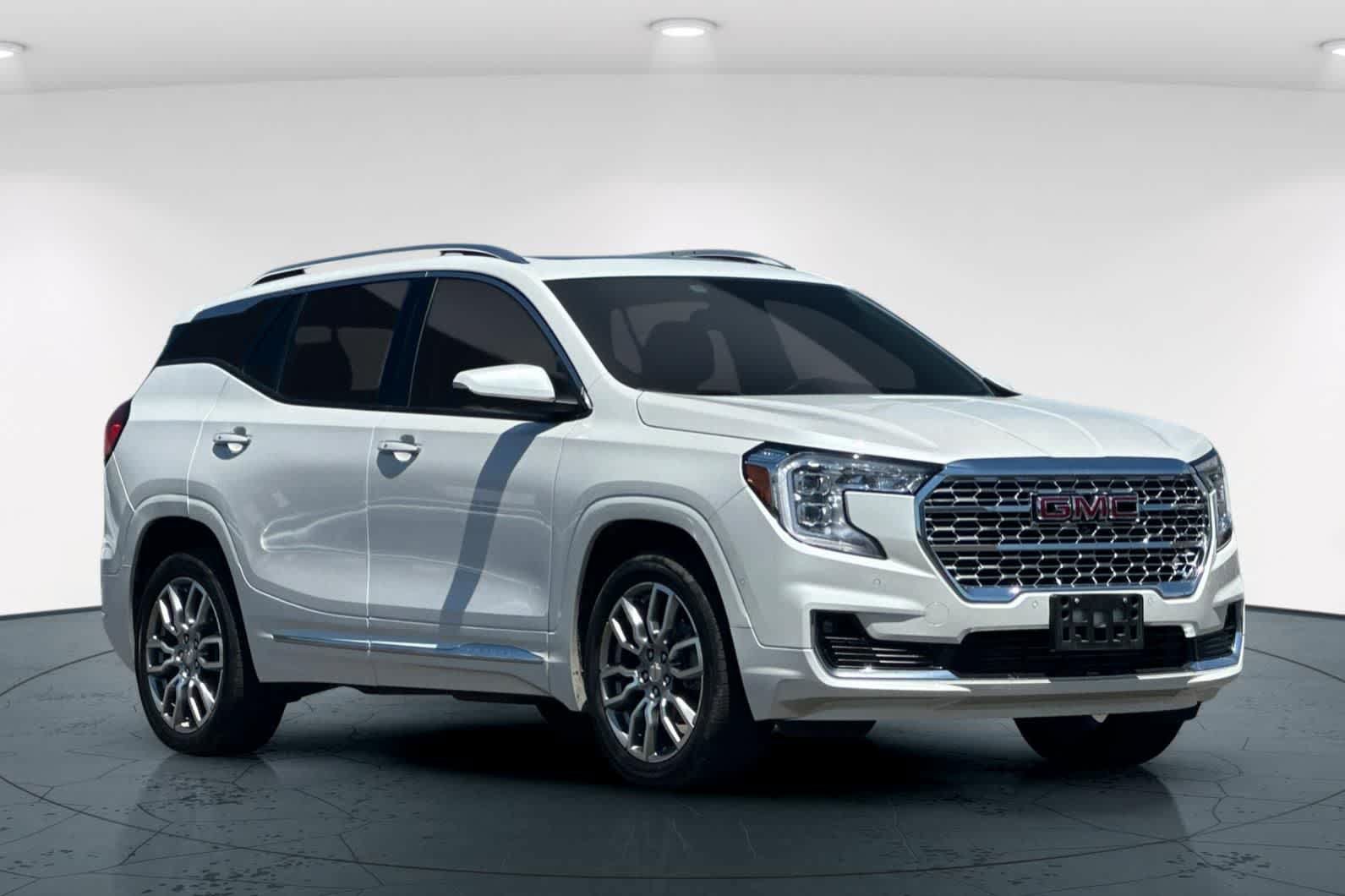 Used 2022 GMC Terrain Denali w/ Denali Premium Package AWD/4WD image 5