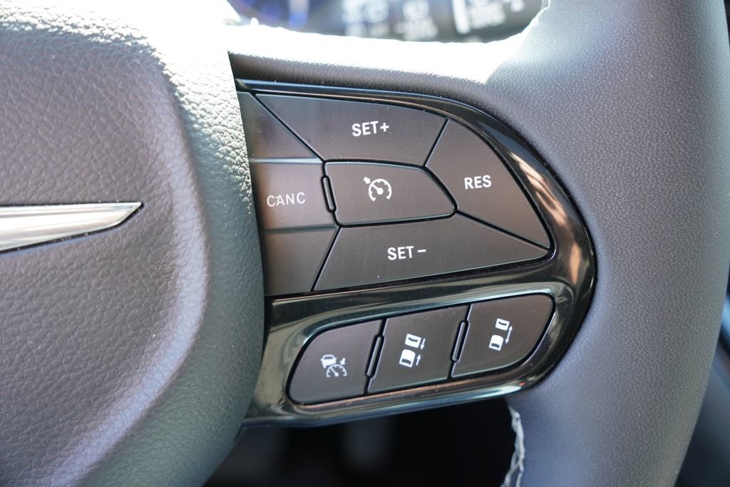 Used 2025 Chrysler Pacifica Limited image 34