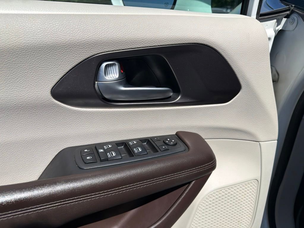 Used 2018 Chrysler Pacifica Touring-L Plus FWD image 25