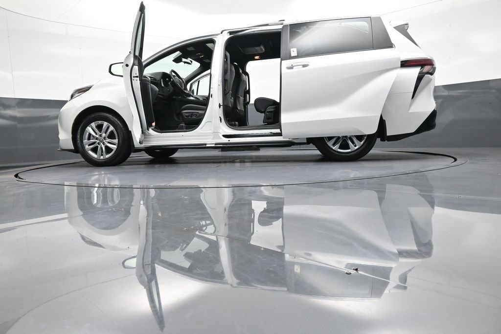Certified 2025 Toyota Sienna Limited image 51