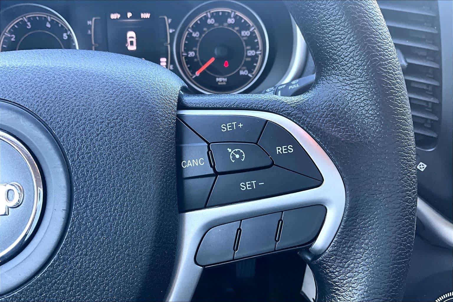 Used 2015 Jeep Cherokee Sport w/ Sport Appearance Group FWD image 25