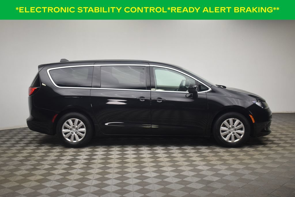 Used 2019 Chrysler Pacifica L FWD image 11