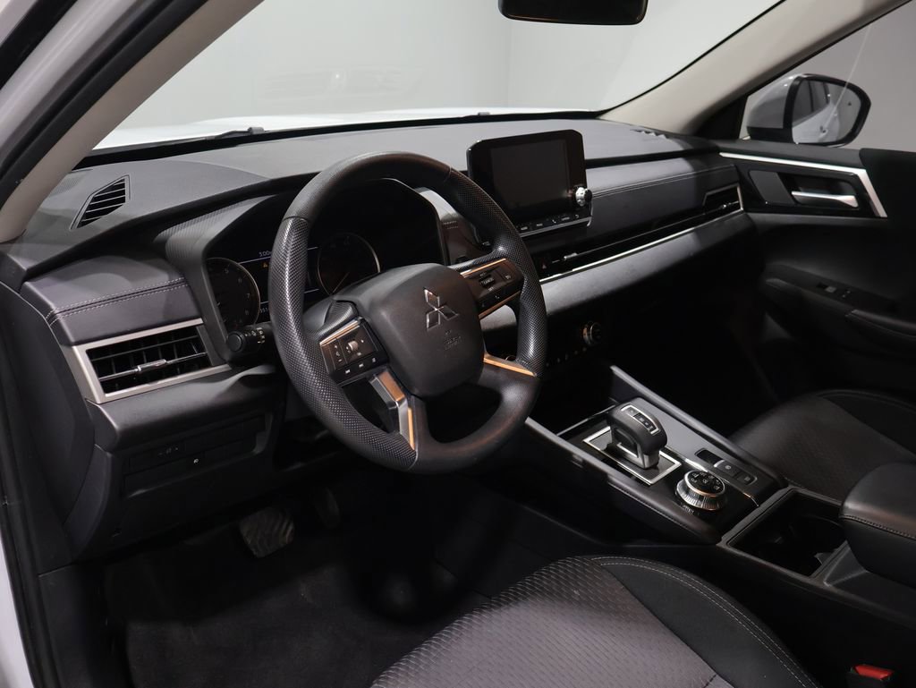 Used 2023 Mitsubishi Outlander ES AWD/4WD image 14