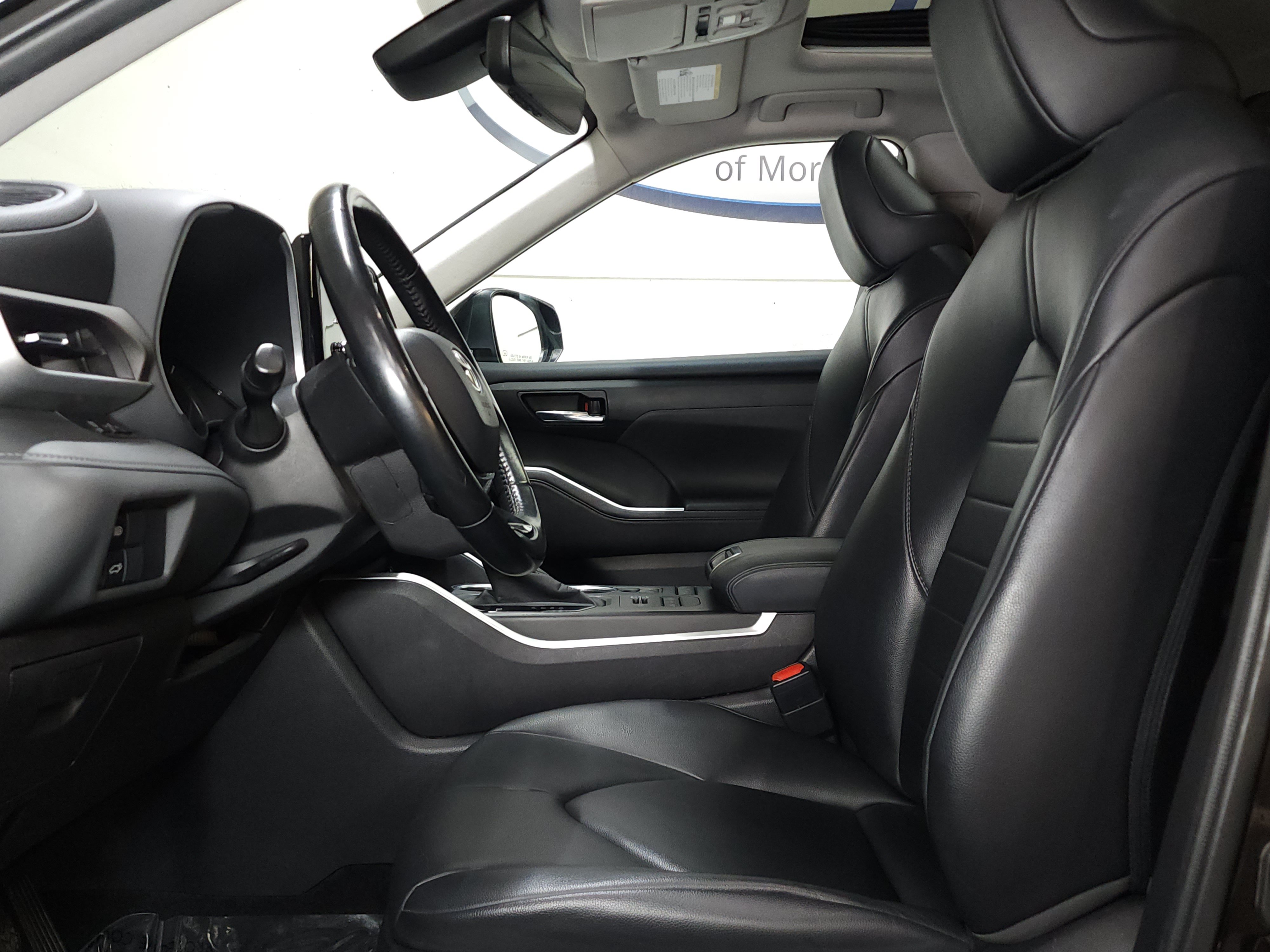 Used 2020 Toyota Highlander XLE AWD/4WD image 14