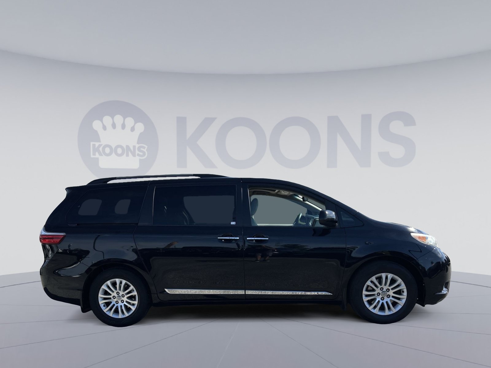 Used 2017 Toyota Sienna XLE w/ XLE Navigation Package FWD image 8