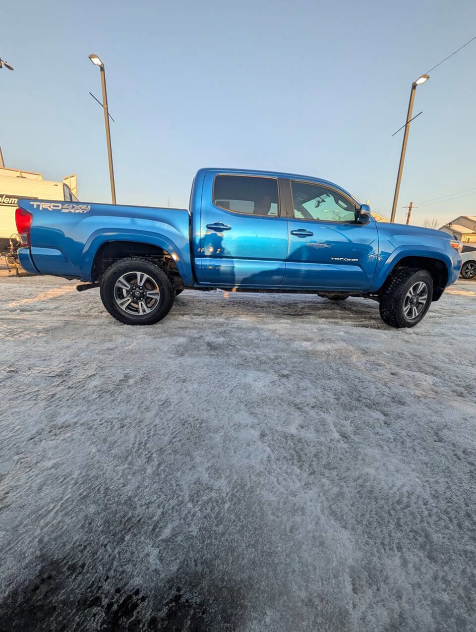 Used 2017 Toyota Tacoma TRD Sport w/ Tow Package image 9