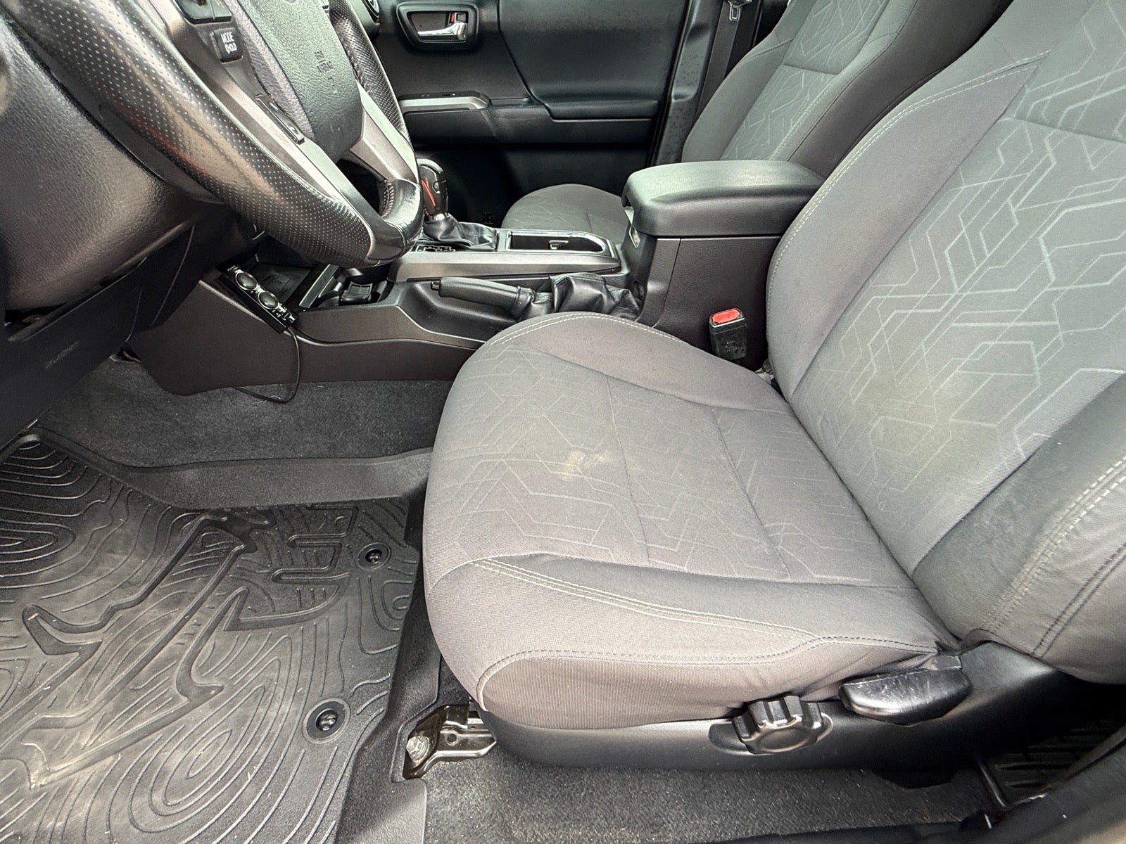 Used 2016 Toyota Tacoma TRD Off-Road w/ Premium & Technology Package AWD/4WD image 12