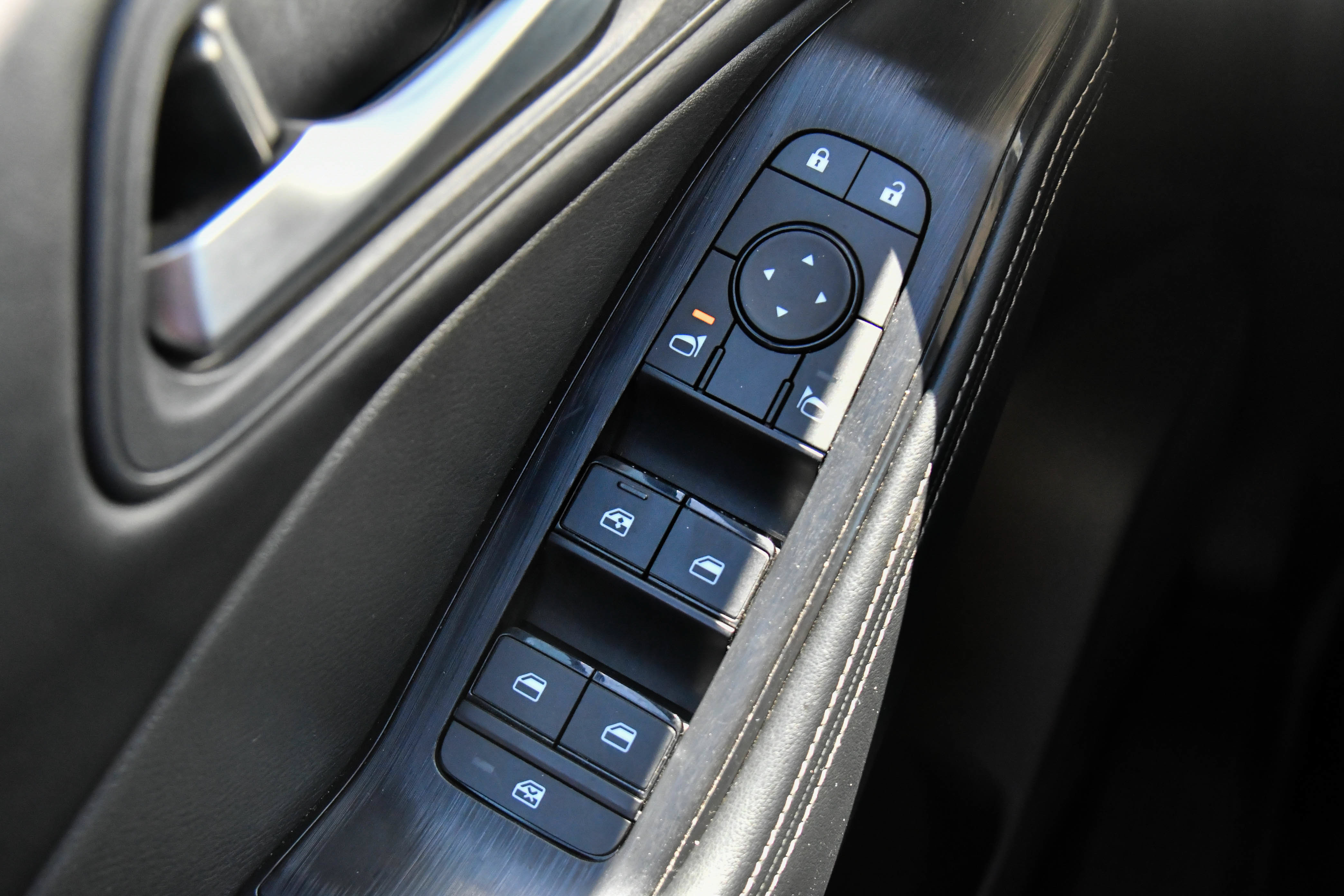 Used 2025 Nissan Rogue SV FWD image 33