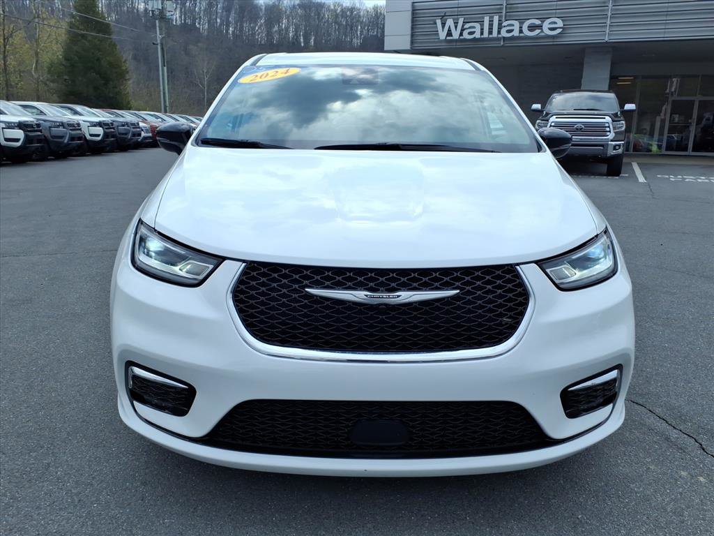 Used 2024 Chrysler Pacifica Touring-L image 11