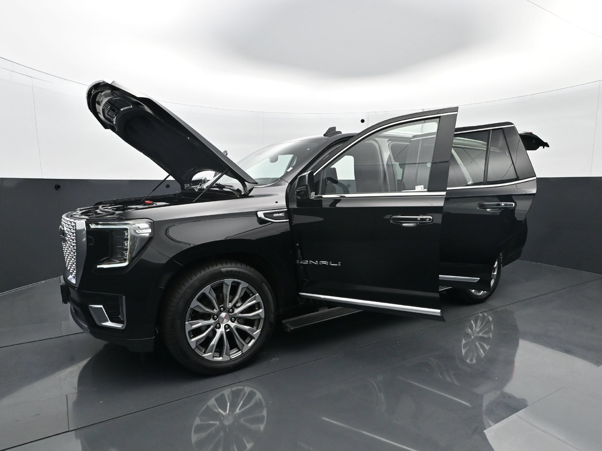 Used 2021 GMC Yukon Denali w/ Denali Ultimate Package AWD/4WD image 29