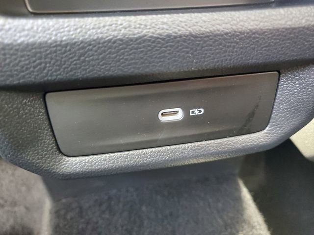 Used 2025 Volkswagen Taos SE w/ Panoramic Sunroof Package image 11