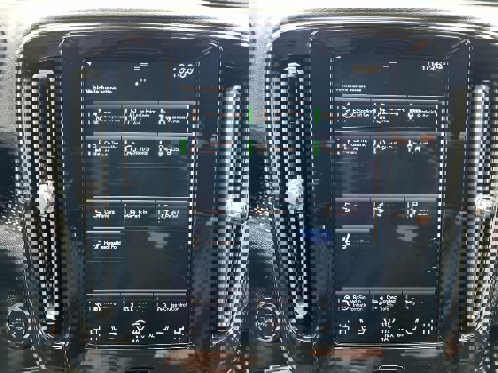 Used 2022 Volvo XC40 T5 R-Design w/ Advanced Package image 19