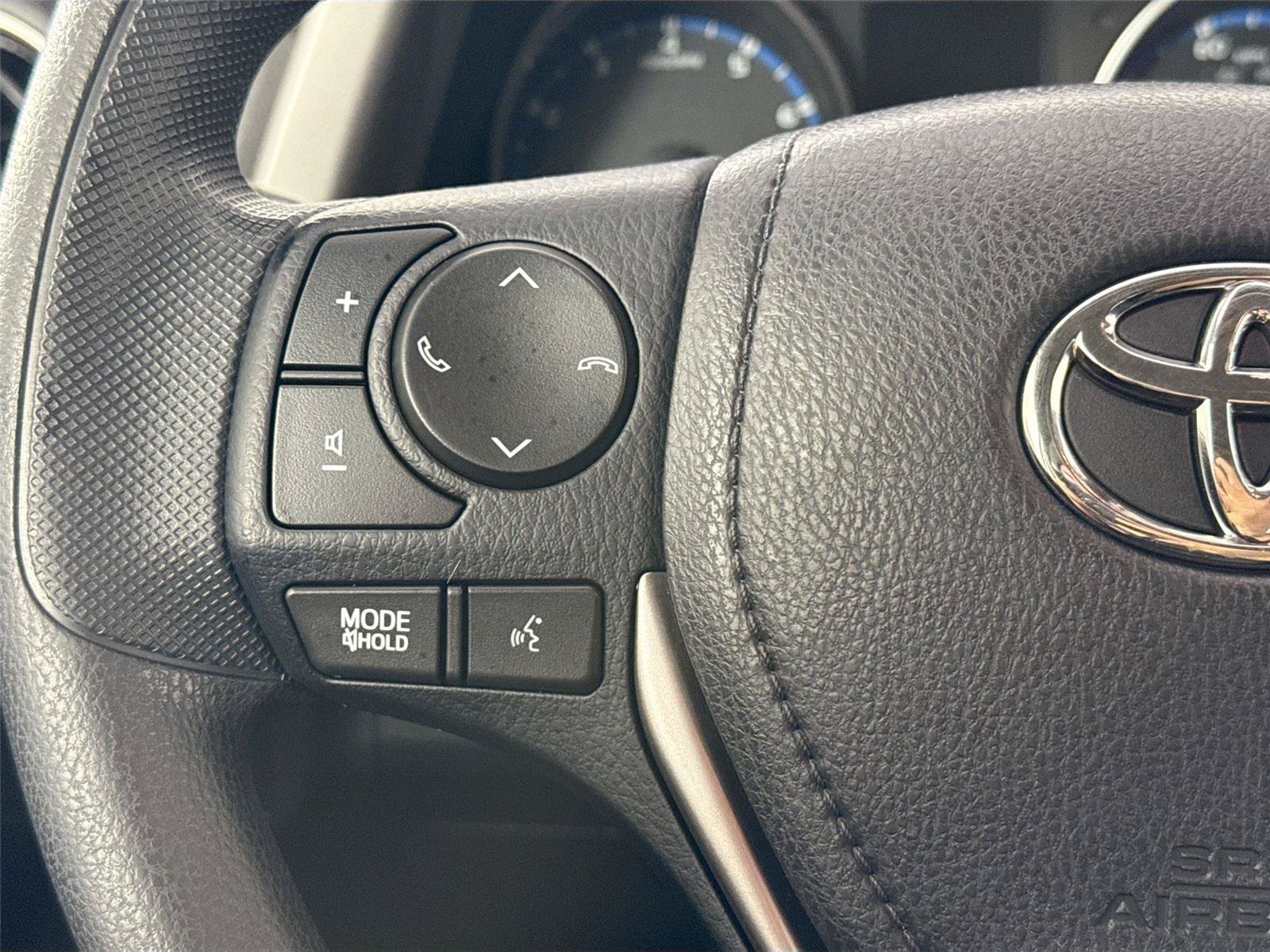 Used 2018 Toyota RAV4 LE w/ All Weather Liner Package AWD/4WD image 16