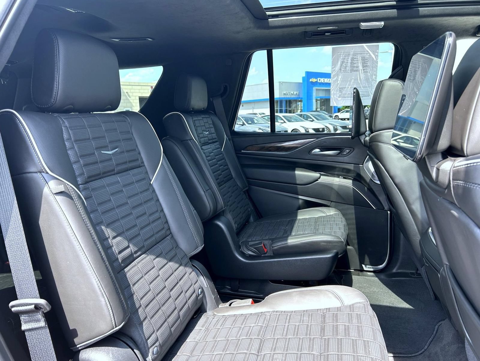 Certified 2024 Cadillac Escalade Premium Luxury Platinum w/ Heavy-Duty Trailer Package AWD/4WD image 27