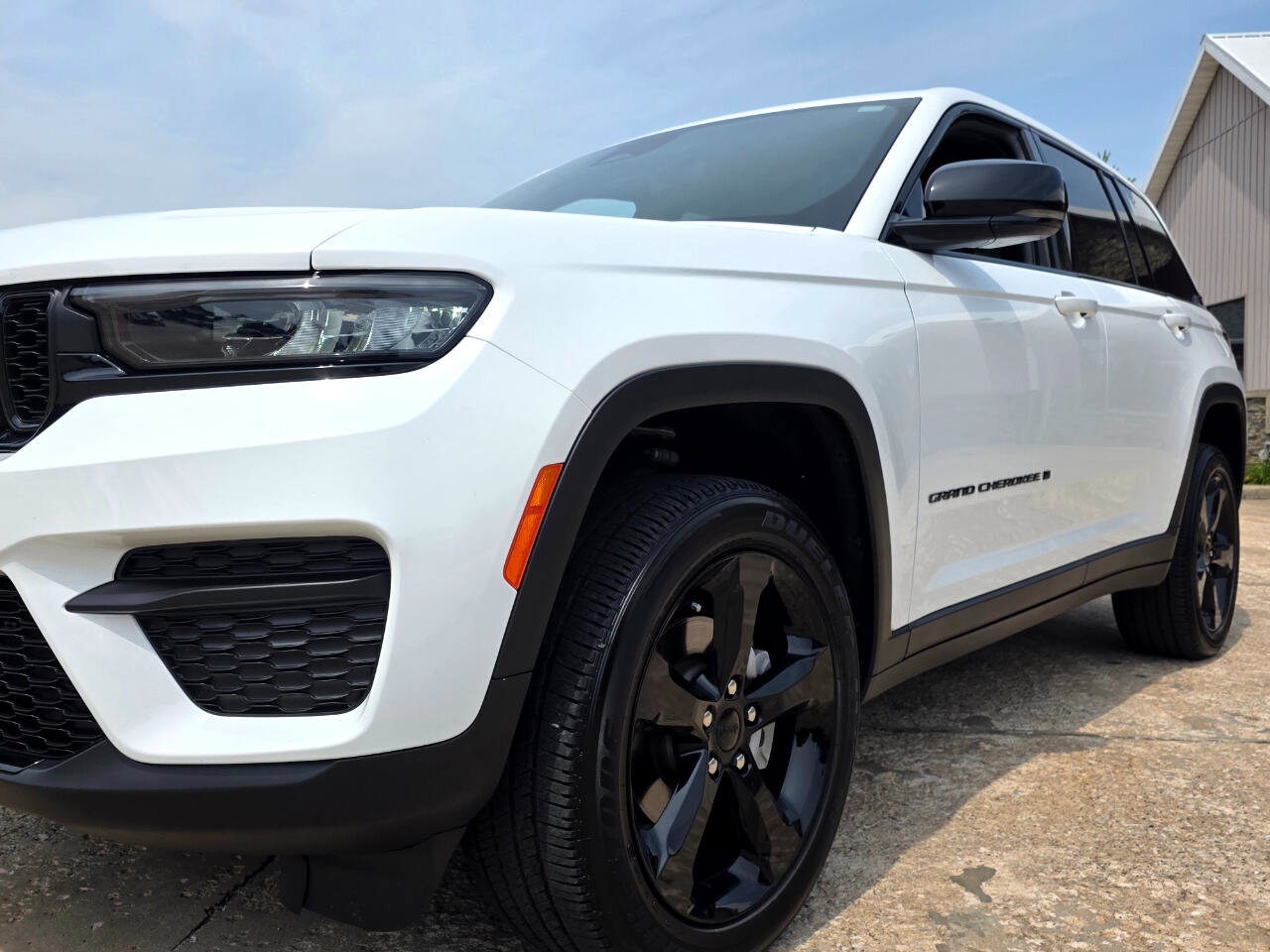 Used 2024 Jeep Grand Cherokee Altitude image 28