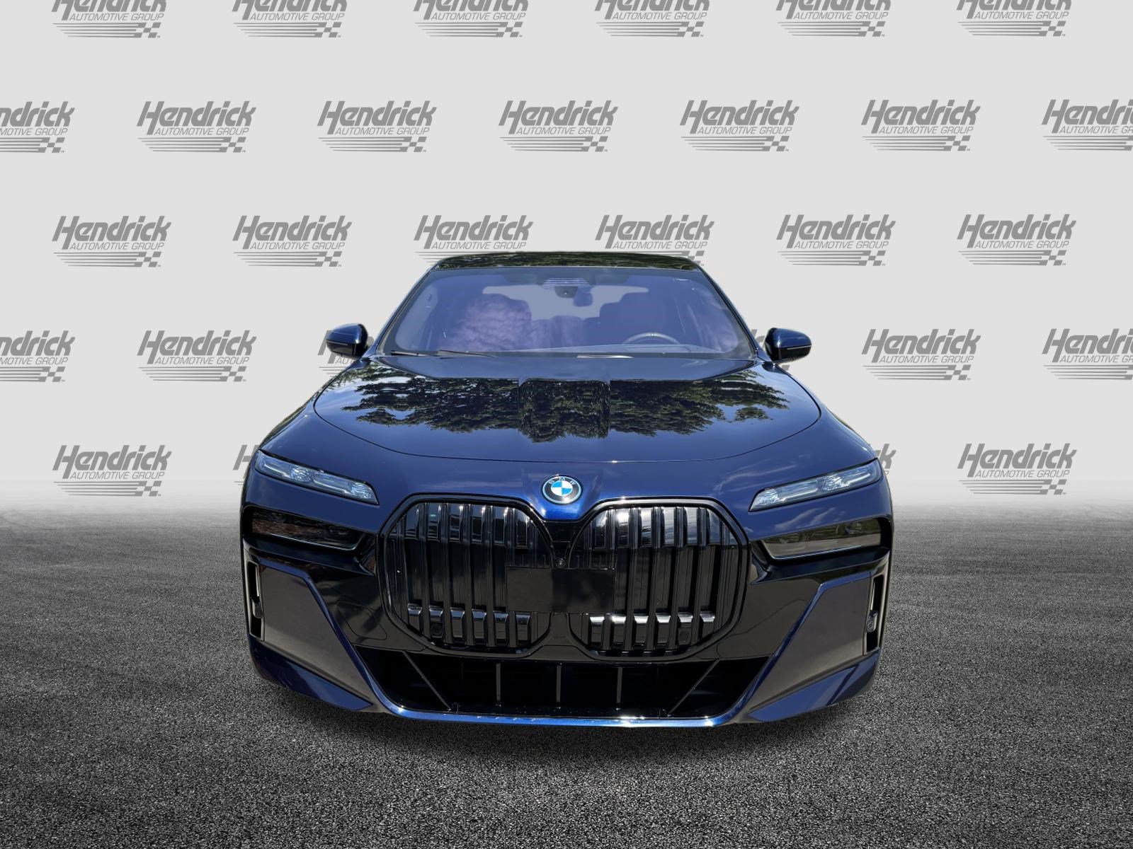 Certified 2023 BMW i7 xDrive60 w/ Executive Package 2 AWD/4WD image 3