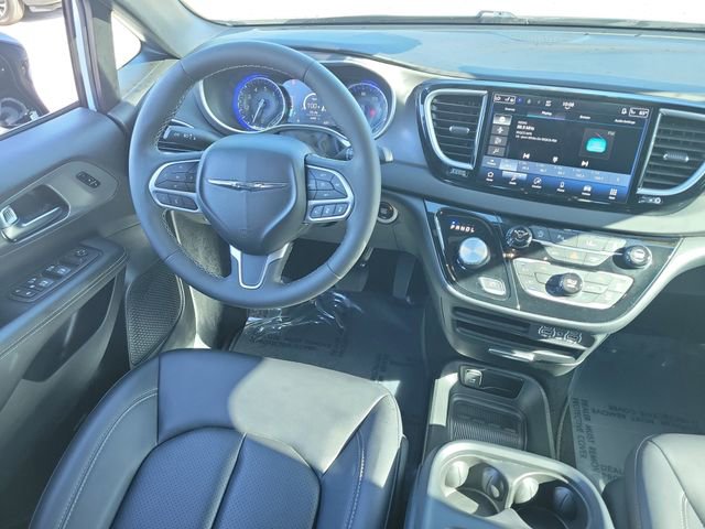 Used 2025 Chrysler Pacifica Select image 16