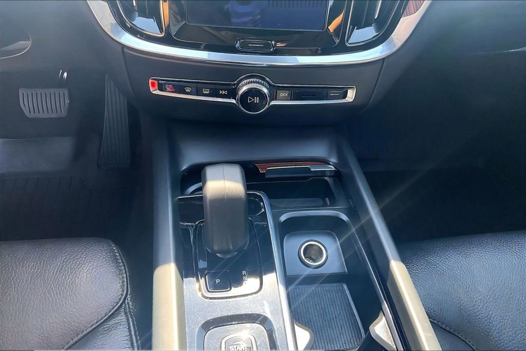 Used 2024 Volvo V60 B5 Cross Country Plus image 28