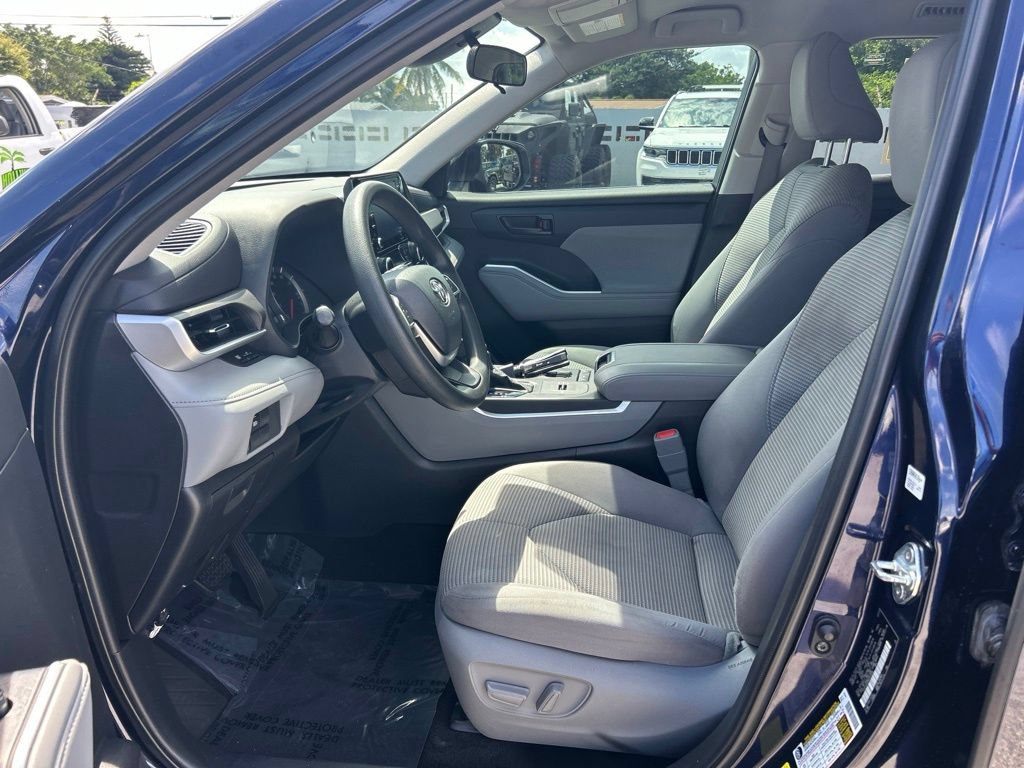 Used 2022 Toyota Highlander L FWD image 9