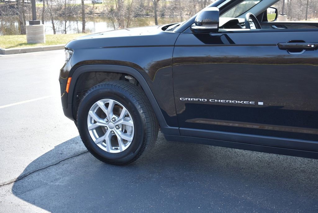 Used 2024 Jeep Grand Cherokee Limited image 9