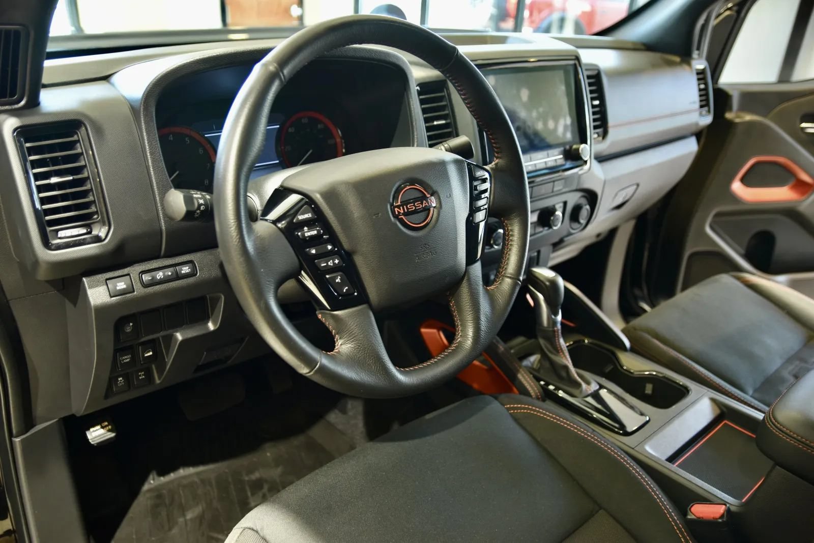 Used 2024 Nissan Frontier PRO-4X w/ Technology Package AWD/4WD image 13