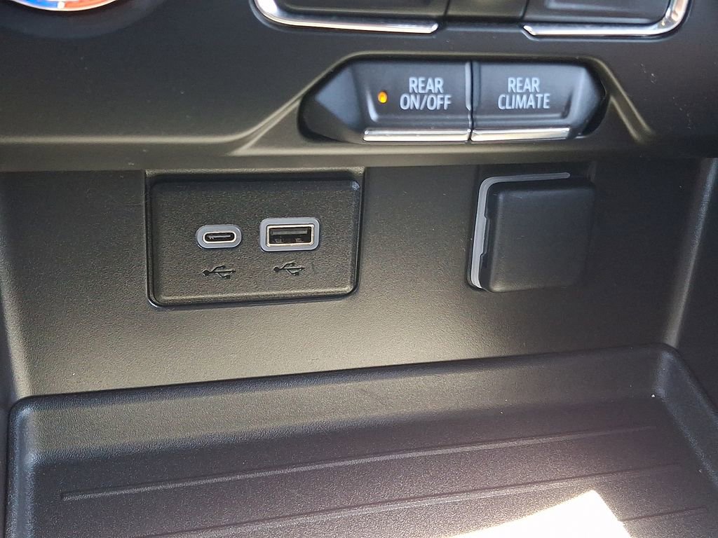 Used 2023 GMC Yukon SLE w/ Gmc Pro Safety Plus Package AWD/4WD image 27