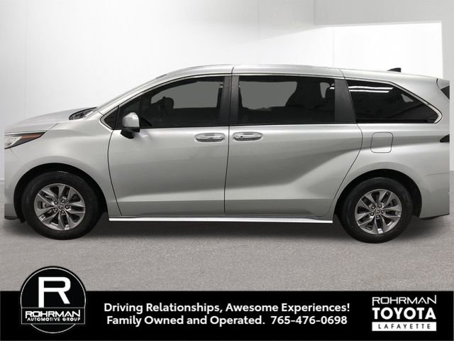 Used 2023 Toyota Sienna XLE AWD/4WD image 3