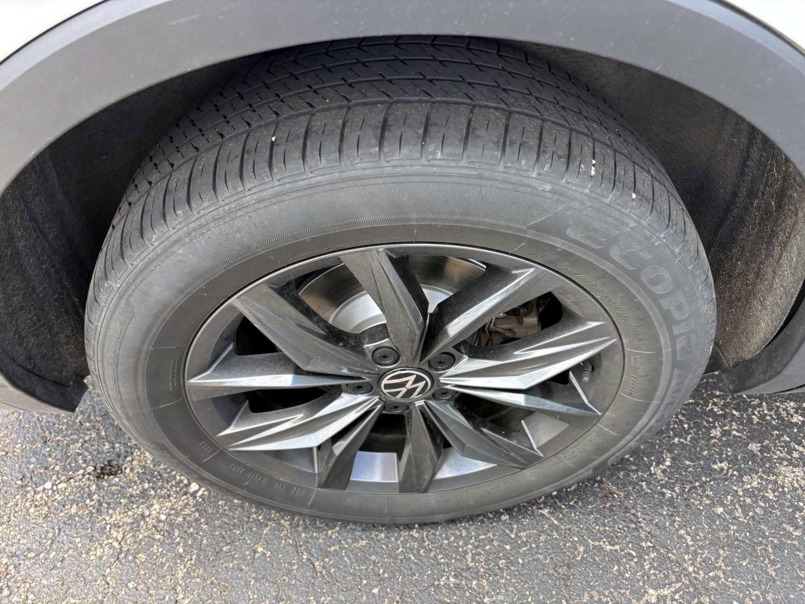 Used 2023 Volkswagen Tiguan SE w/ Panoramic Sunroof Package FWD image 10