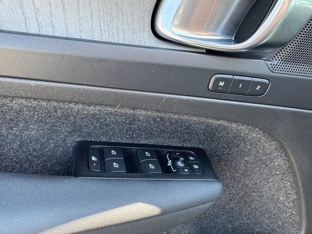 Used 2022 Volvo XC40 T5 Inscription image 16