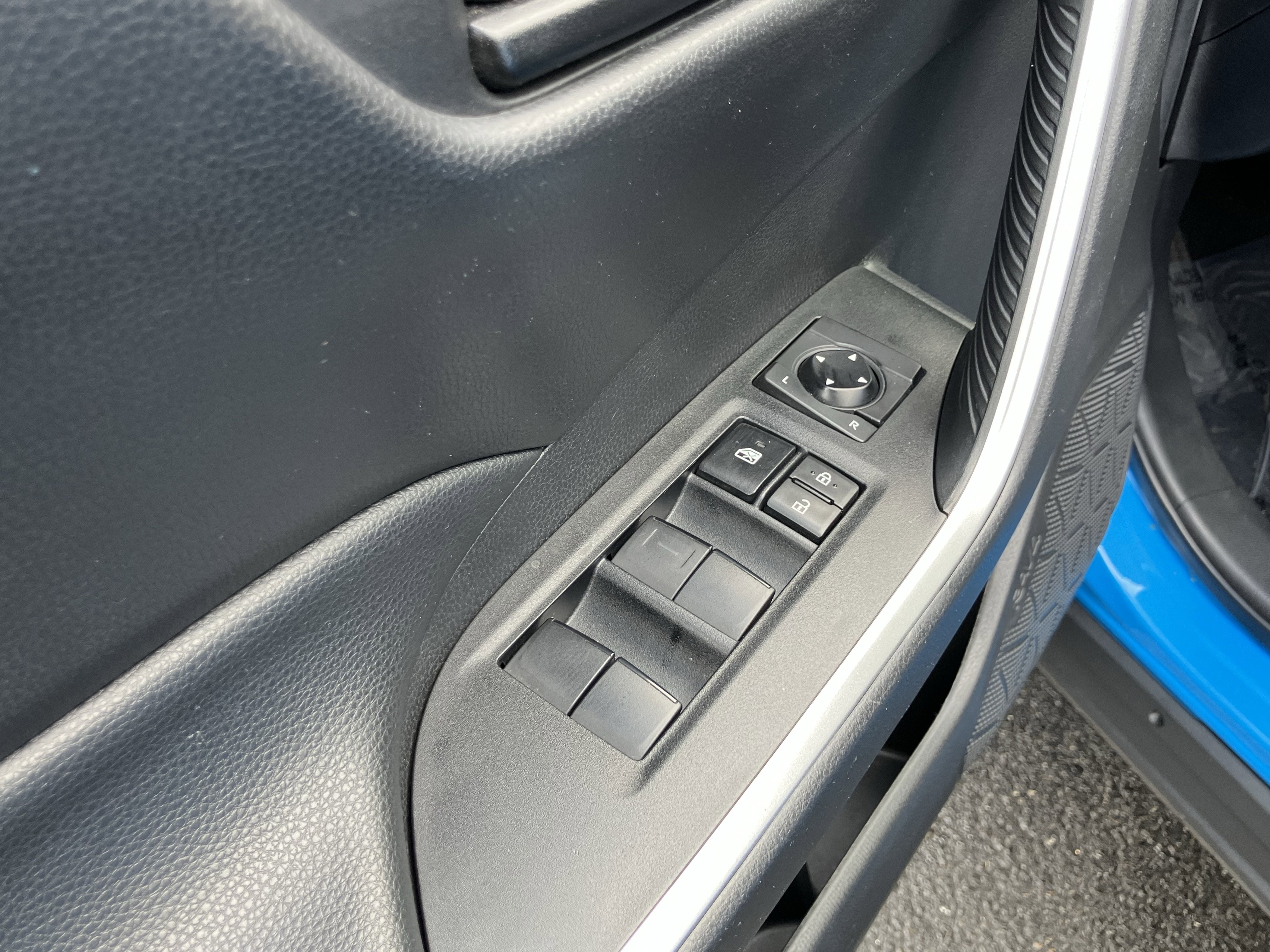 Used 2021 Toyota RAV4 LE image 15