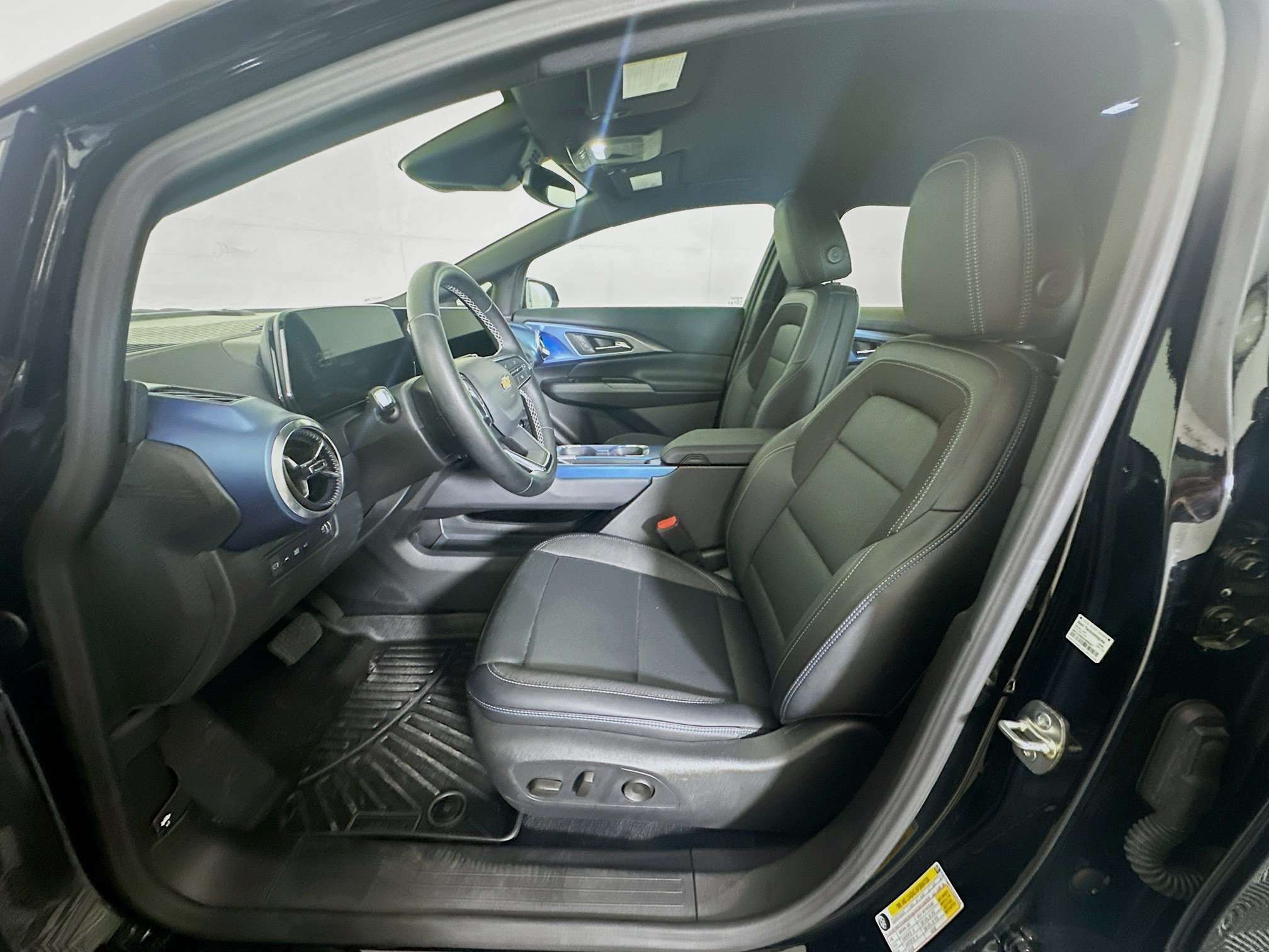Used 2025 Chevrolet Equinox EV LT FWD image 13